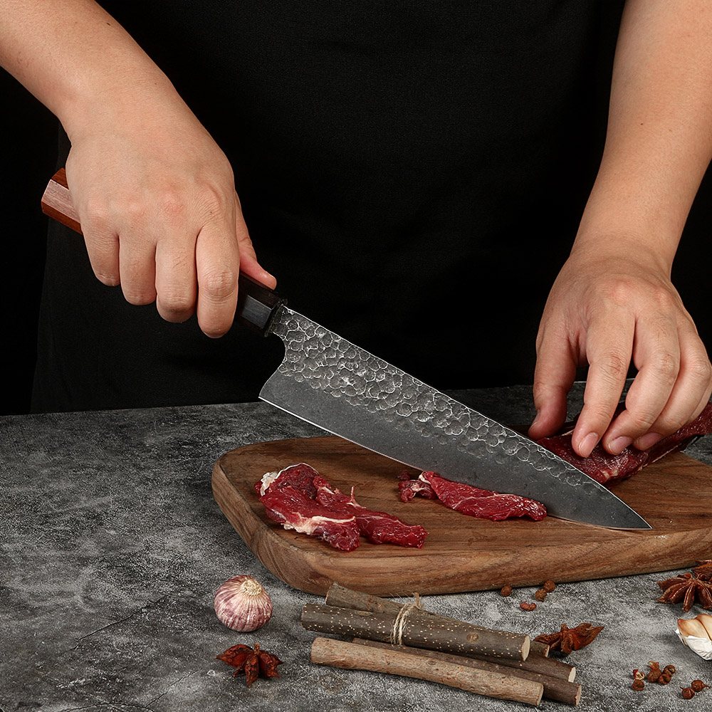 Mizu Noir – couteau de chef en situation